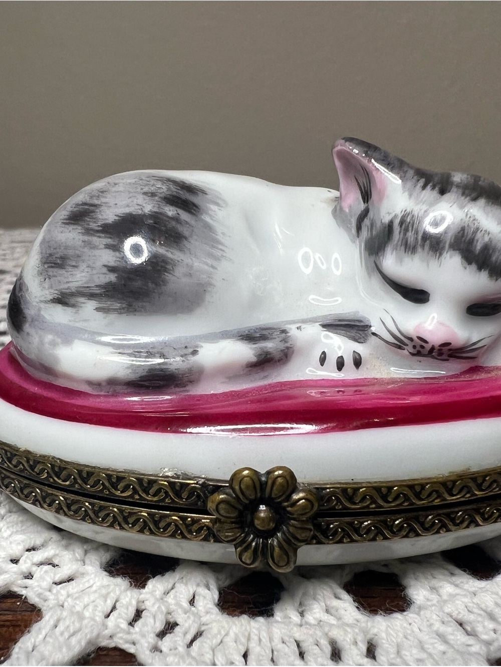 Vintage Limoges Peint Main Sleeping Cat Trinket Box Hand Painted Porcelain